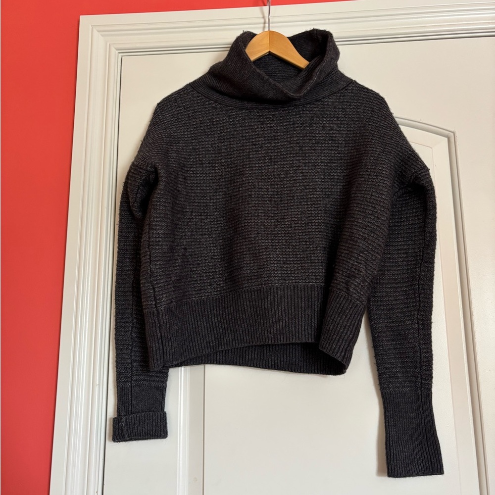 BANANA REPUBLIC Women’s Medium Cozy Gray Turtleneck Sweater